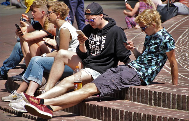 puberťáci s mobilama.jpg